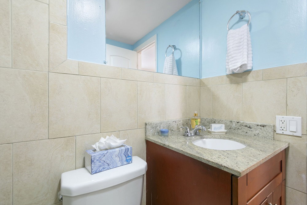 2 Bedroom Deluxe Apt On Collins Ave - thumb 0