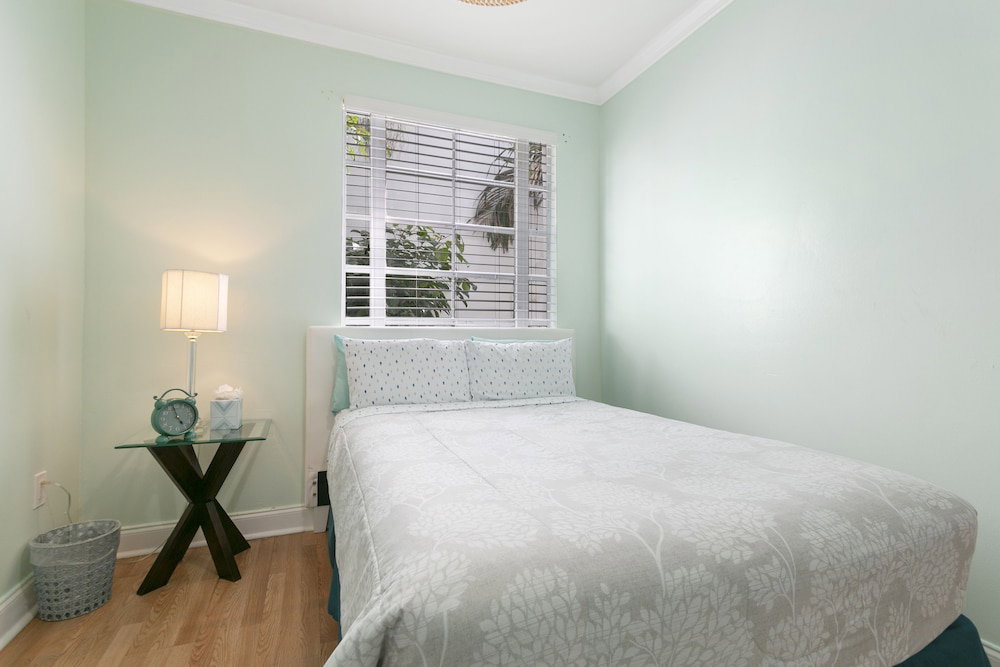 2 Bedroom Deluxe Apt On Collins Ave - thumb 1