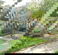 New! 3-story Townhome - Private & Sanitized, Self Checkin. Quiet and Safe Neighborhood. Discounted During Pandemic. Pet Friendly - Tourism Bookings