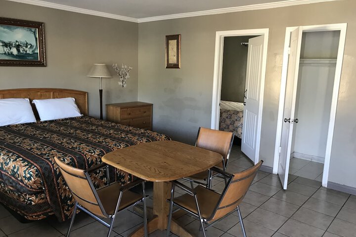 Sunshine Village Motel - thumb 7