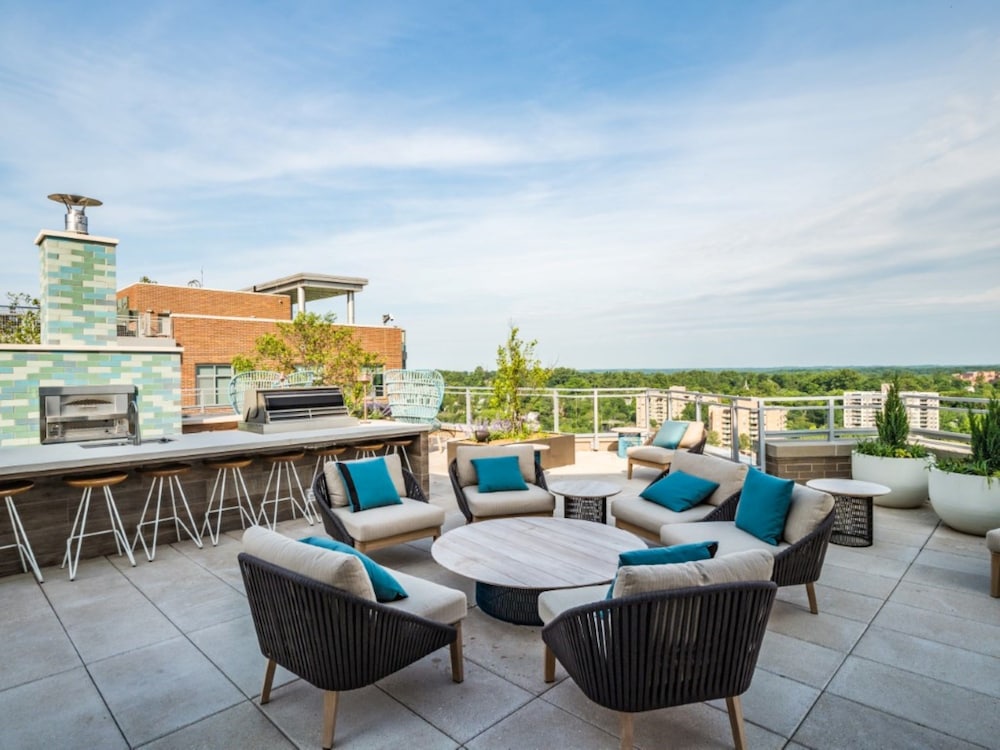 Bluebird Suites Near Chevy Chase - thumb 2