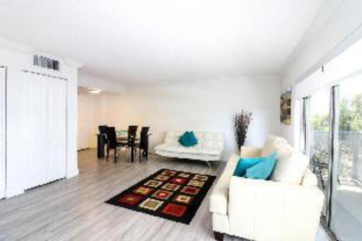 Spacious Apartment With Marina Views - thumb 1