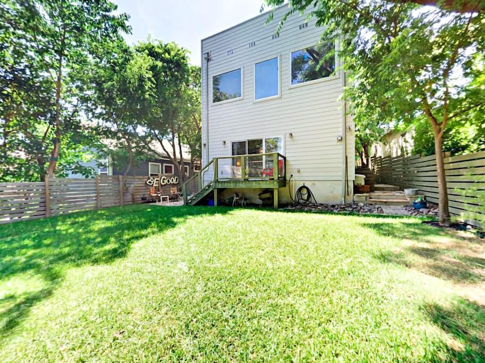 3BR 2BA Rooftop Deck East Downtown By RedAwning