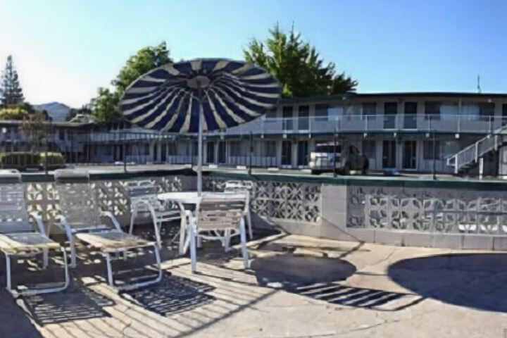 Economy Inn Ukiah - thumb 0