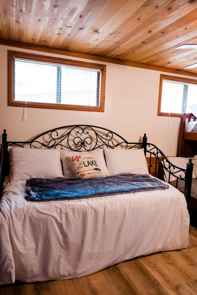 Lakeside Manor - thumb 0