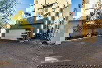 Stunning Home With Access To Pool  Great Location