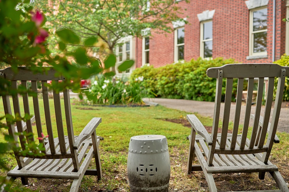 Page House Inn - thumb 1