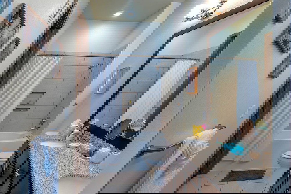 Beautiful & Modern Memorial Home - Near Everything - thumb 3