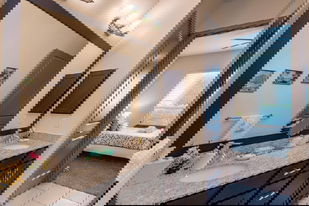 Beautiful & Modern Memorial Home - Near Everything - thumb 4