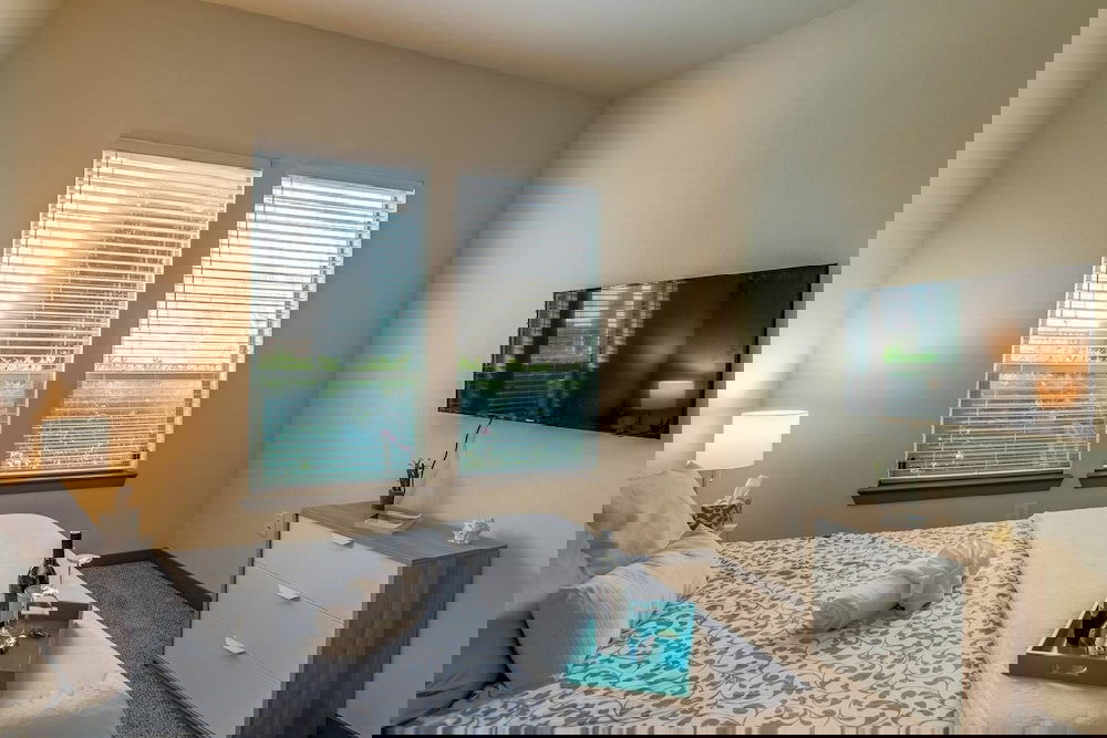 Beautiful & Modern Memorial Home - Near Everything - thumb 5