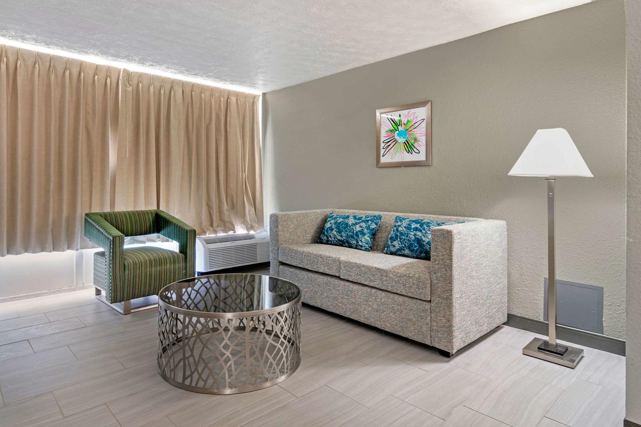 Quality Inn & Suites - thumb 9