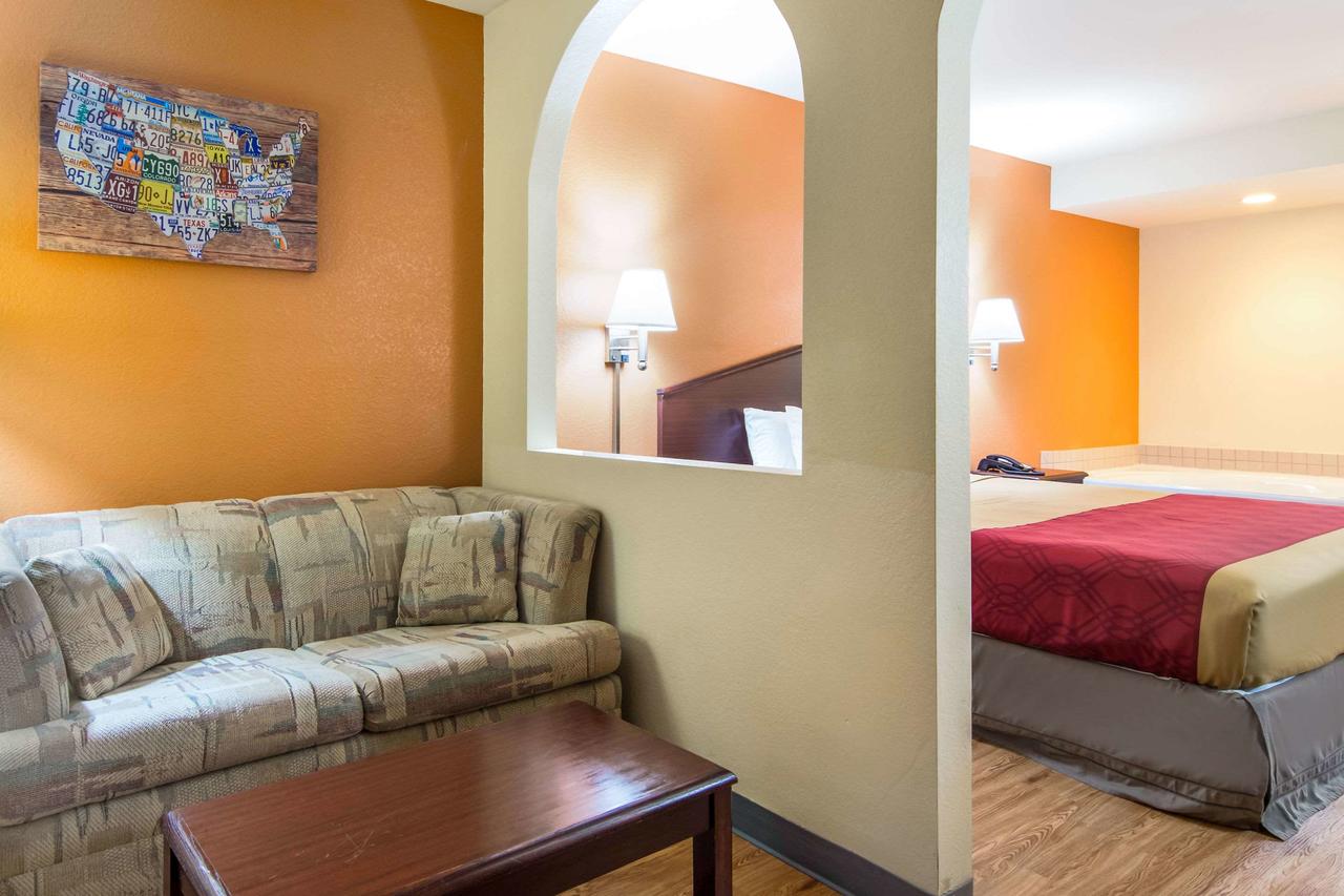 Econo Lodge Inn & Suites - thumb 28