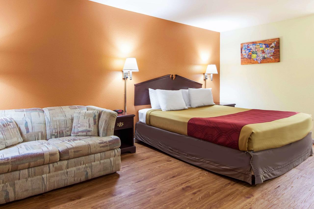 Econo Lodge Inn & Suites - thumb 2