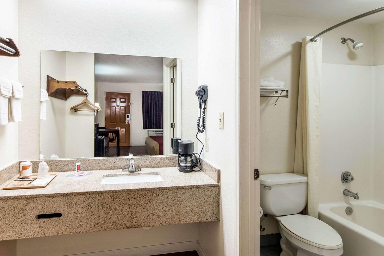 Econo Lodge Inn & Suites - thumb 5