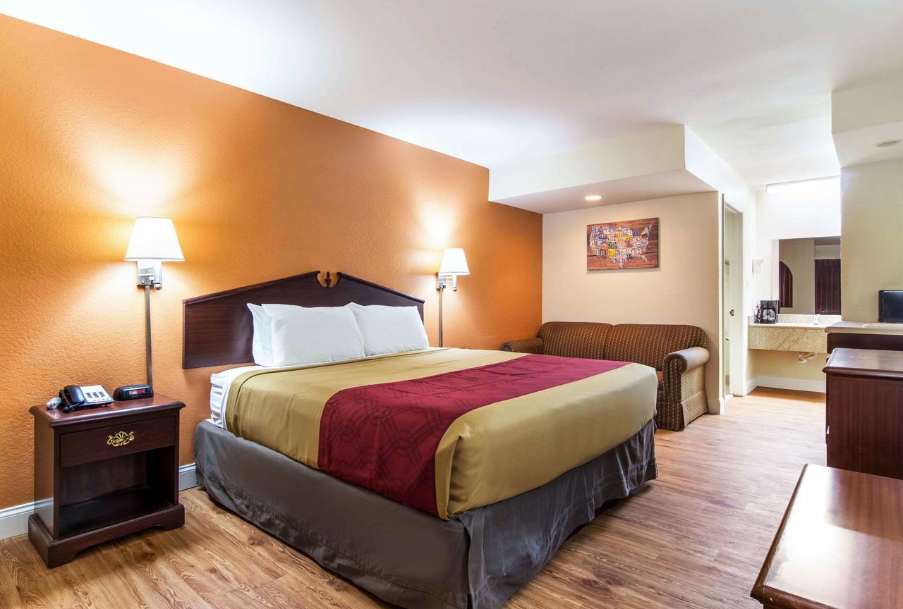 Econo Lodge Inn & Suites - thumb 0