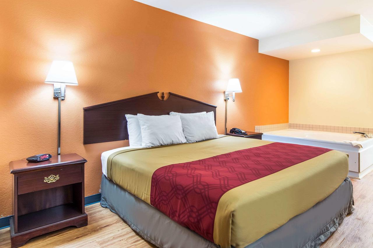 Econo Lodge Inn & Suites - thumb 16