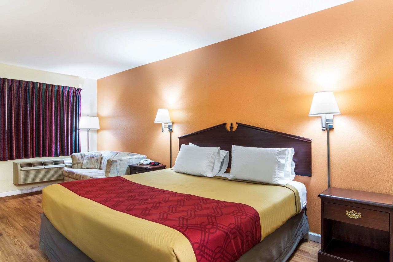Econo Lodge Inn & Suites - thumb 22