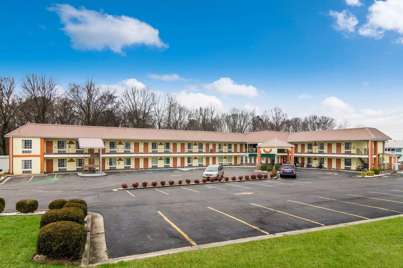 Econo Lodge Inn & Suites - thumb 33