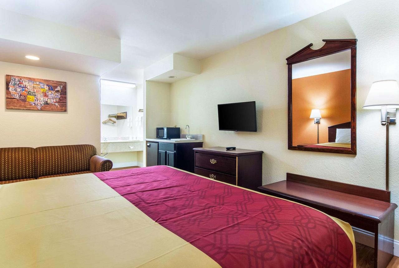 Econo Lodge Inn & Suites - thumb 25