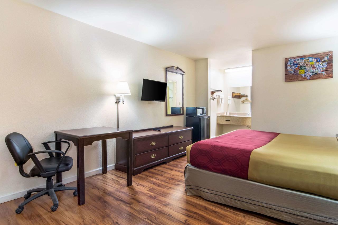 Econo Lodge Inn & Suites - thumb 24