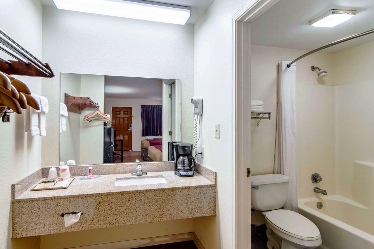 Econo Lodge Inn & Suites - thumb 19