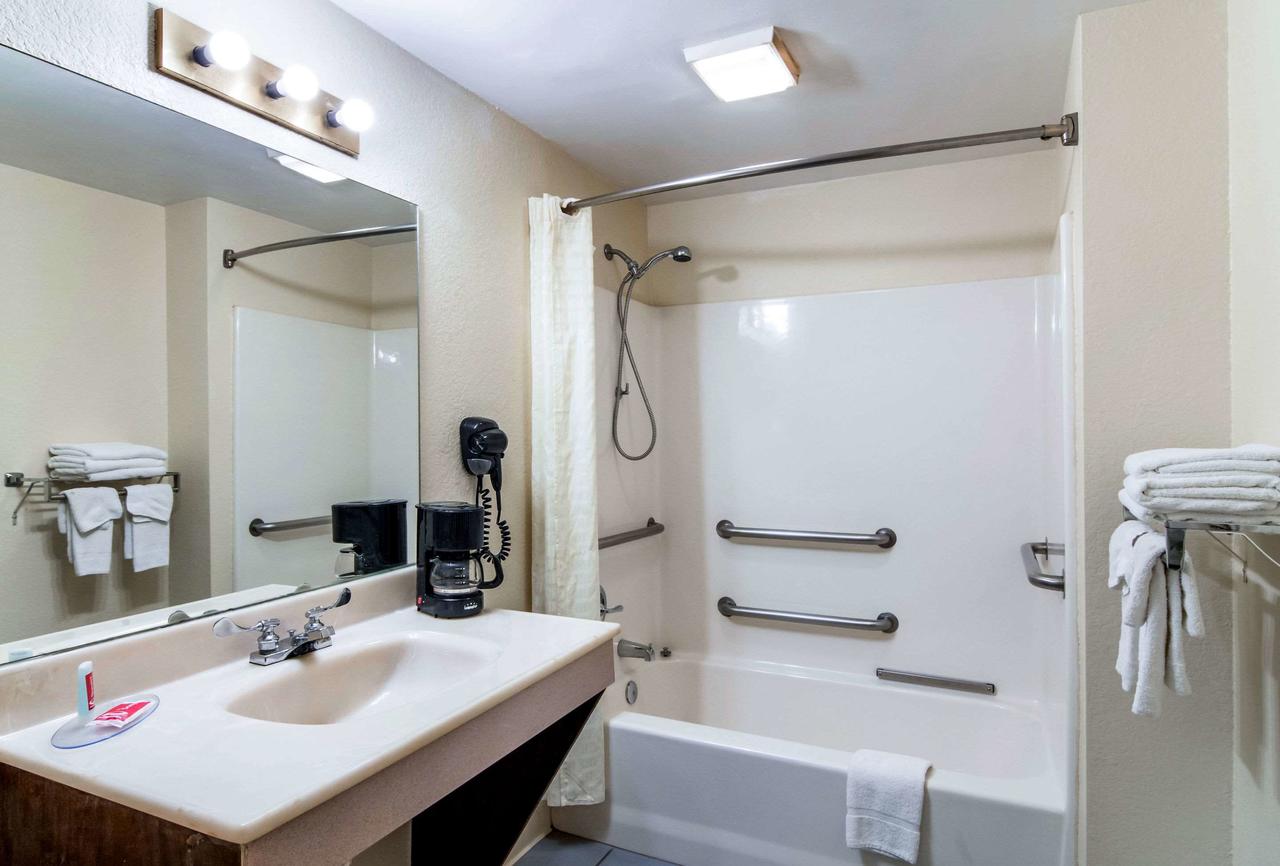 Econo Lodge Inn & Suites - thumb 9