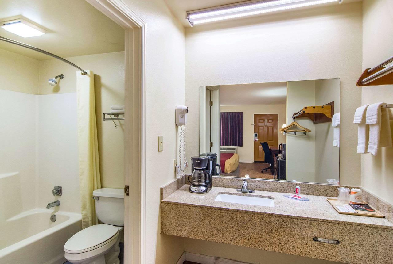 Econo Lodge Inn & Suites - thumb 3