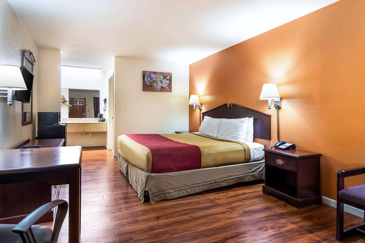 Econo Lodge Inn & Suites - thumb 13