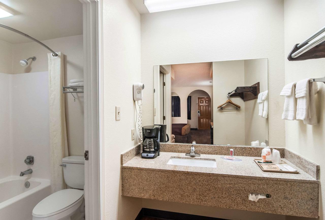 Econo Lodge Inn & Suites - thumb 23