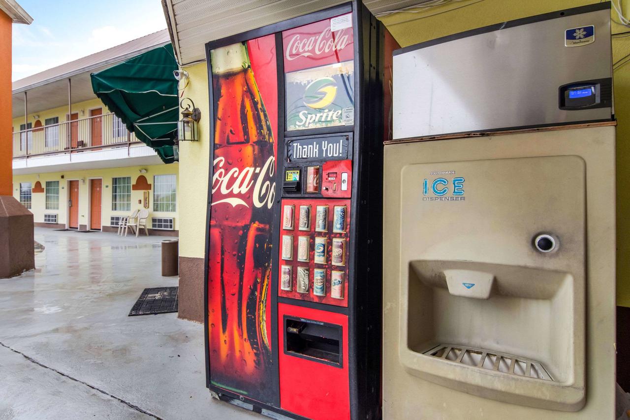 Econo Lodge Inn & Suites - thumb 10