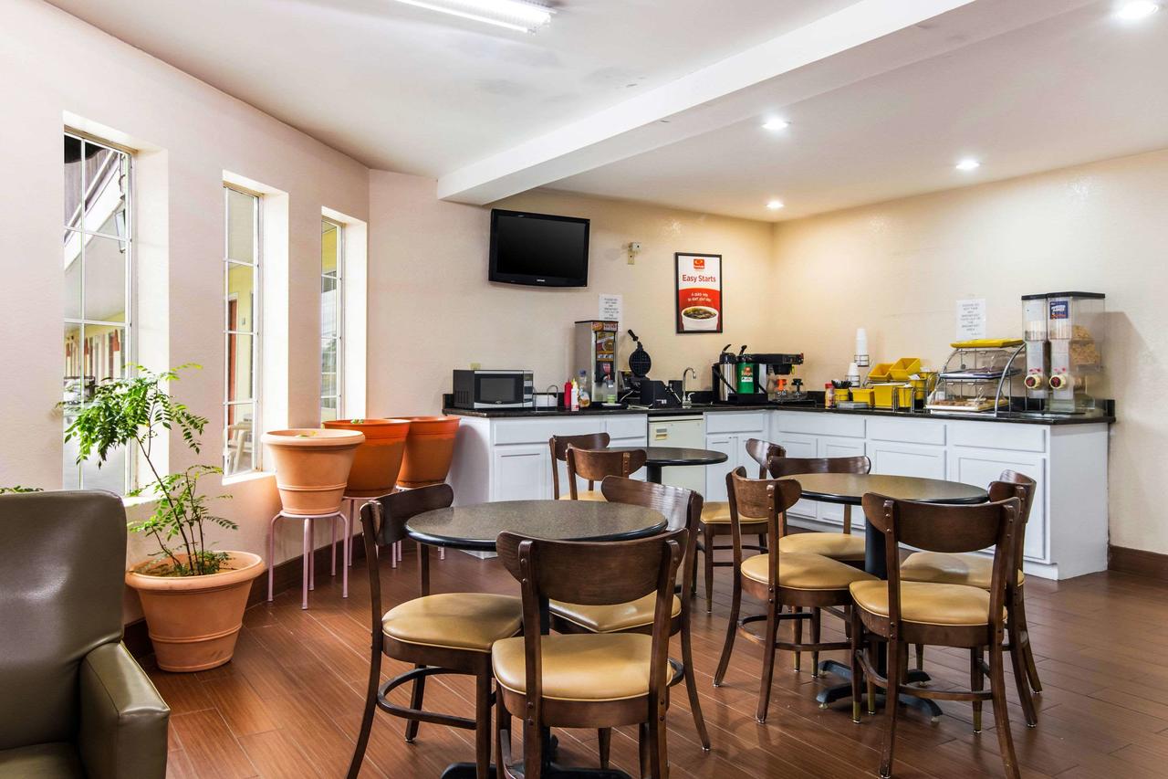 Econo Lodge Inn & Suites - thumb 20