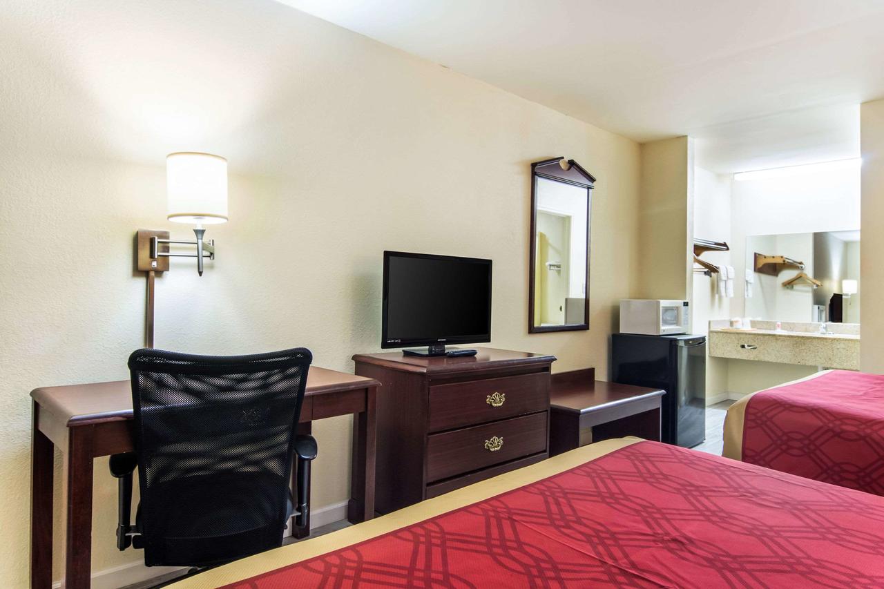 Econo Lodge Inn & Suites - thumb 32
