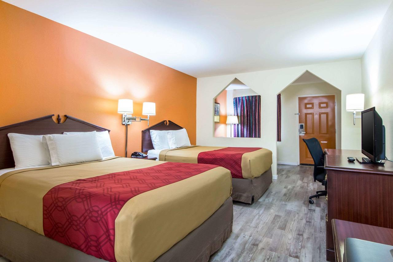 Econo Lodge Inn & Suites - thumb 31