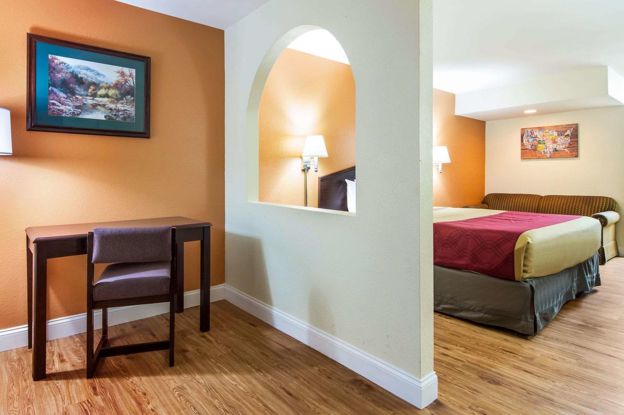 Econo Lodge Inn & Suites - thumb 6