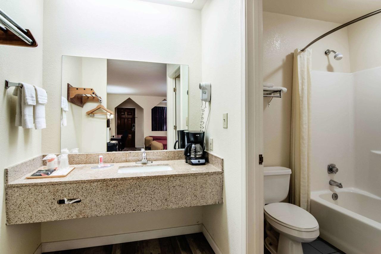 Econo Lodge Inn & Suites - thumb 14