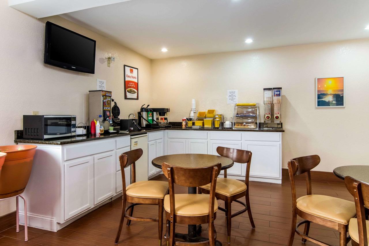 Econo Lodge Inn & Suites - thumb 30