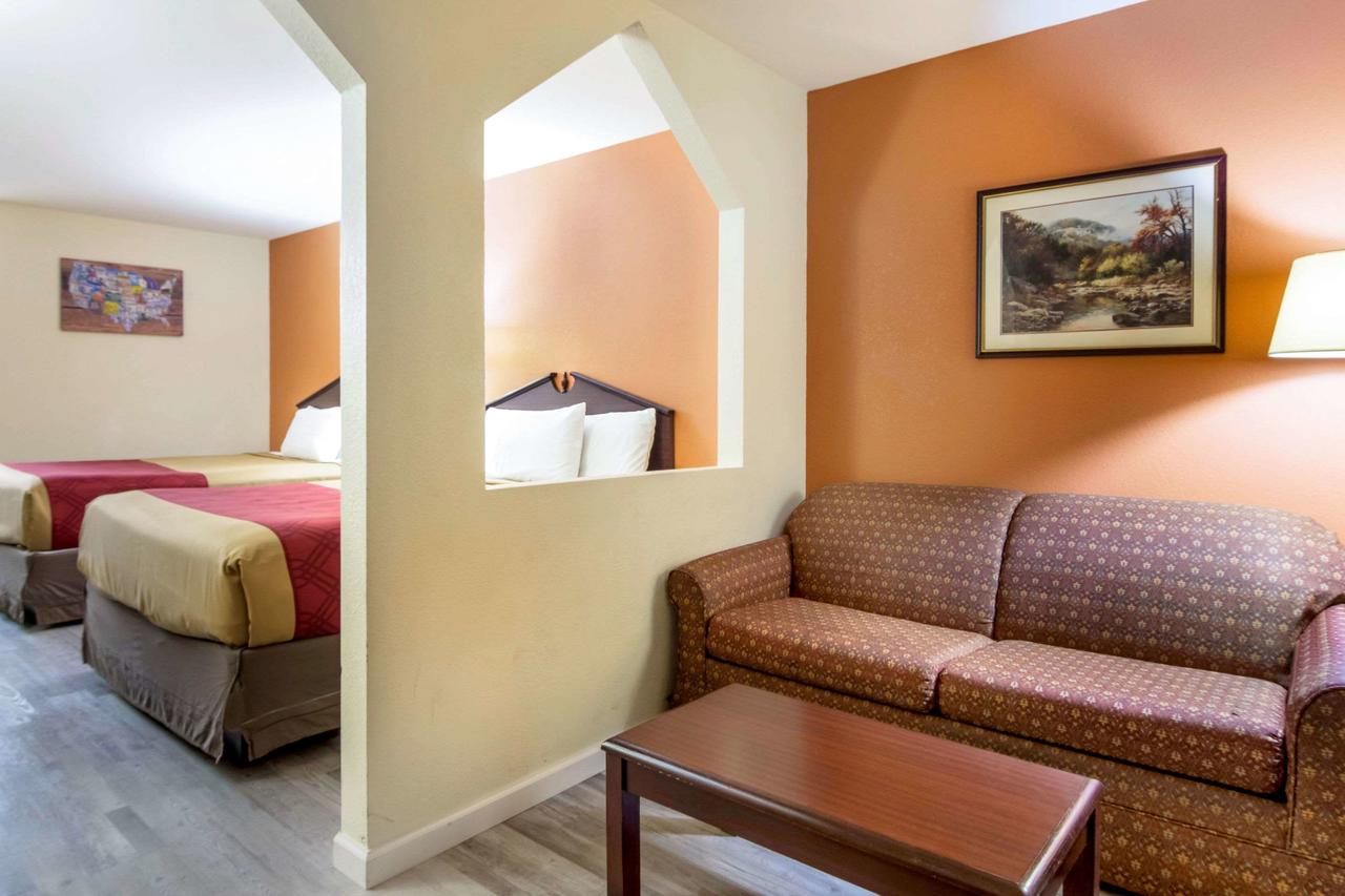 Econo Lodge Inn & Suites - thumb 26