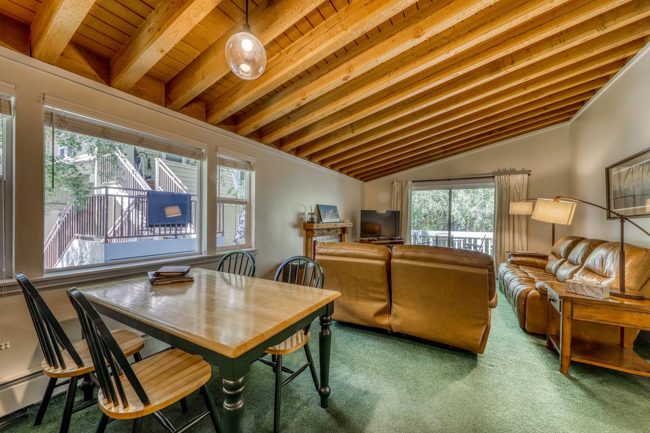 Single Level Ranch Condo In Elkhorn - thumb 7