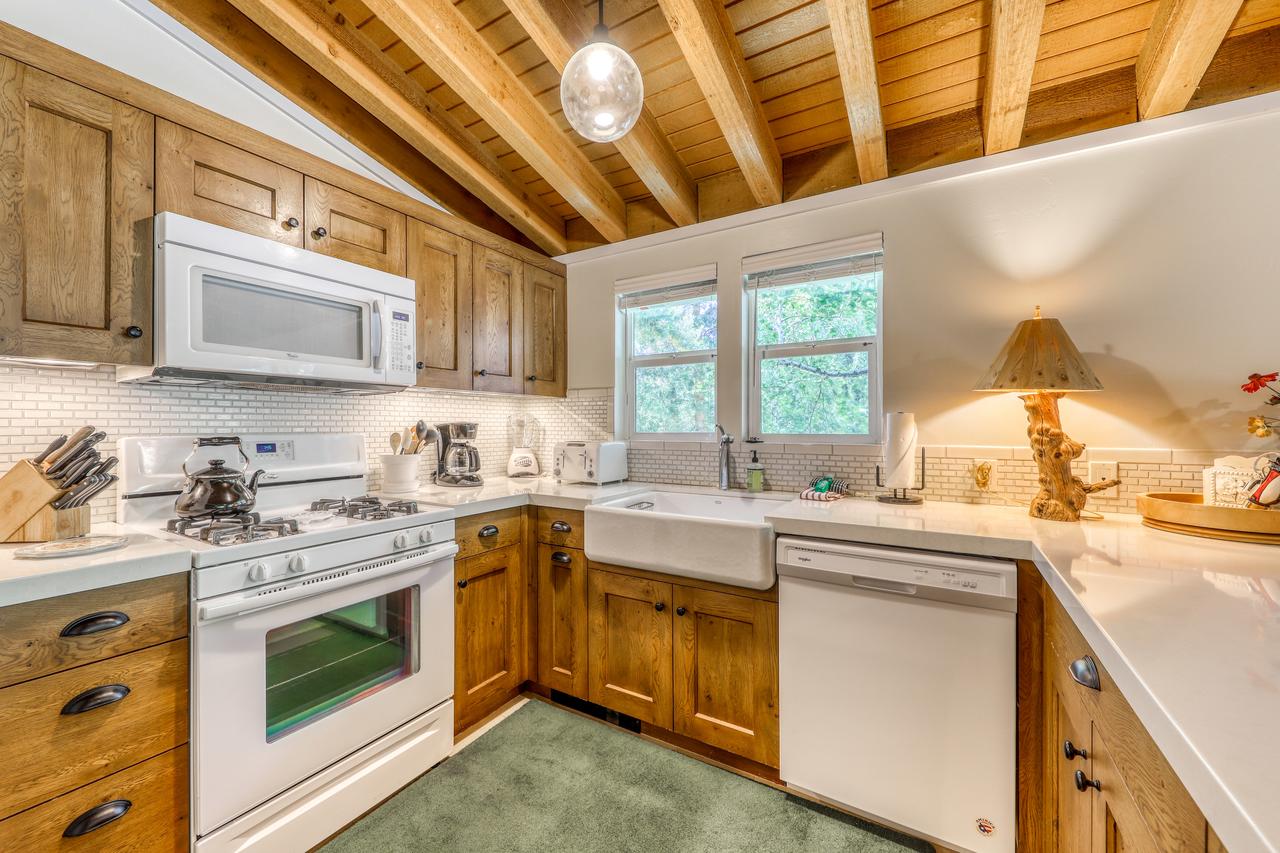 Single Level Ranch Condo In Elkhorn - thumb 2