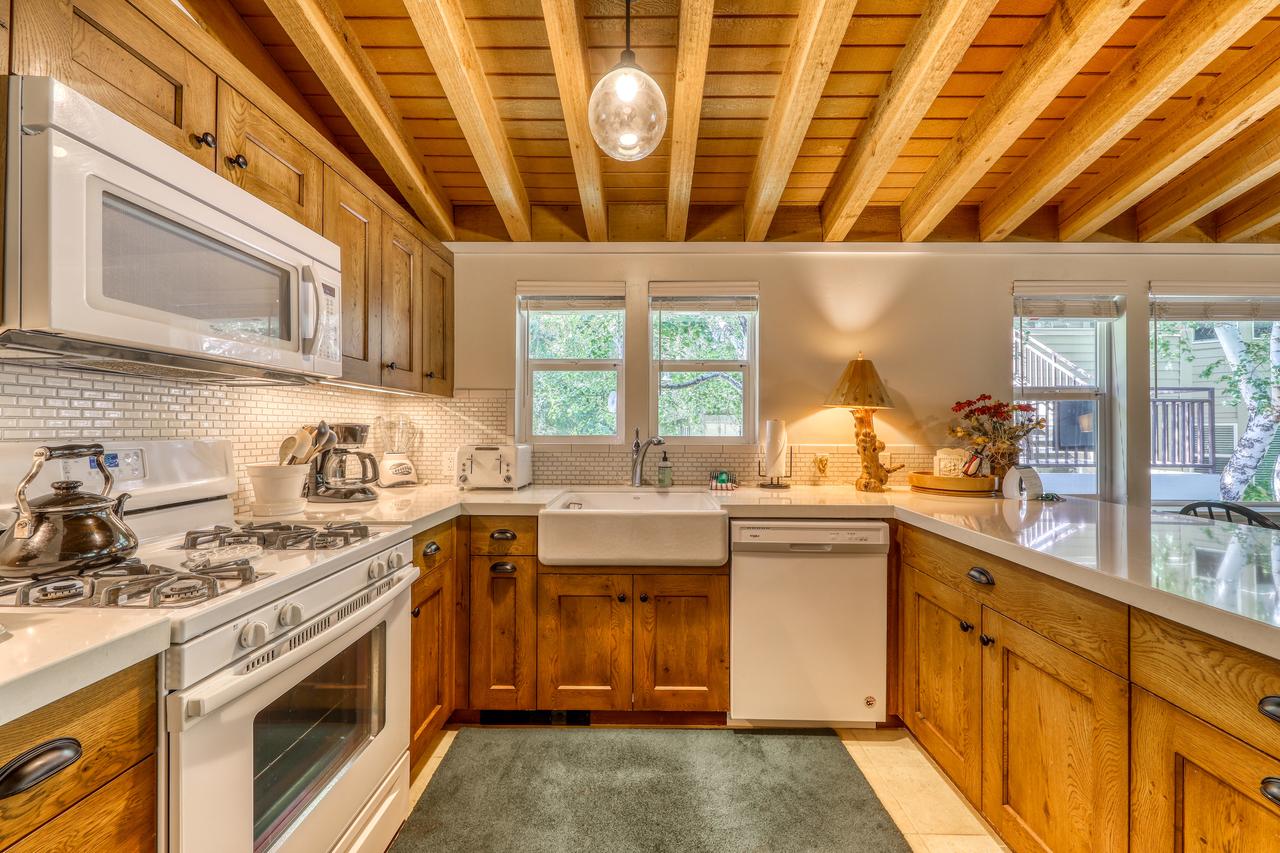 Single Level Ranch Condo In Elkhorn - thumb 9
