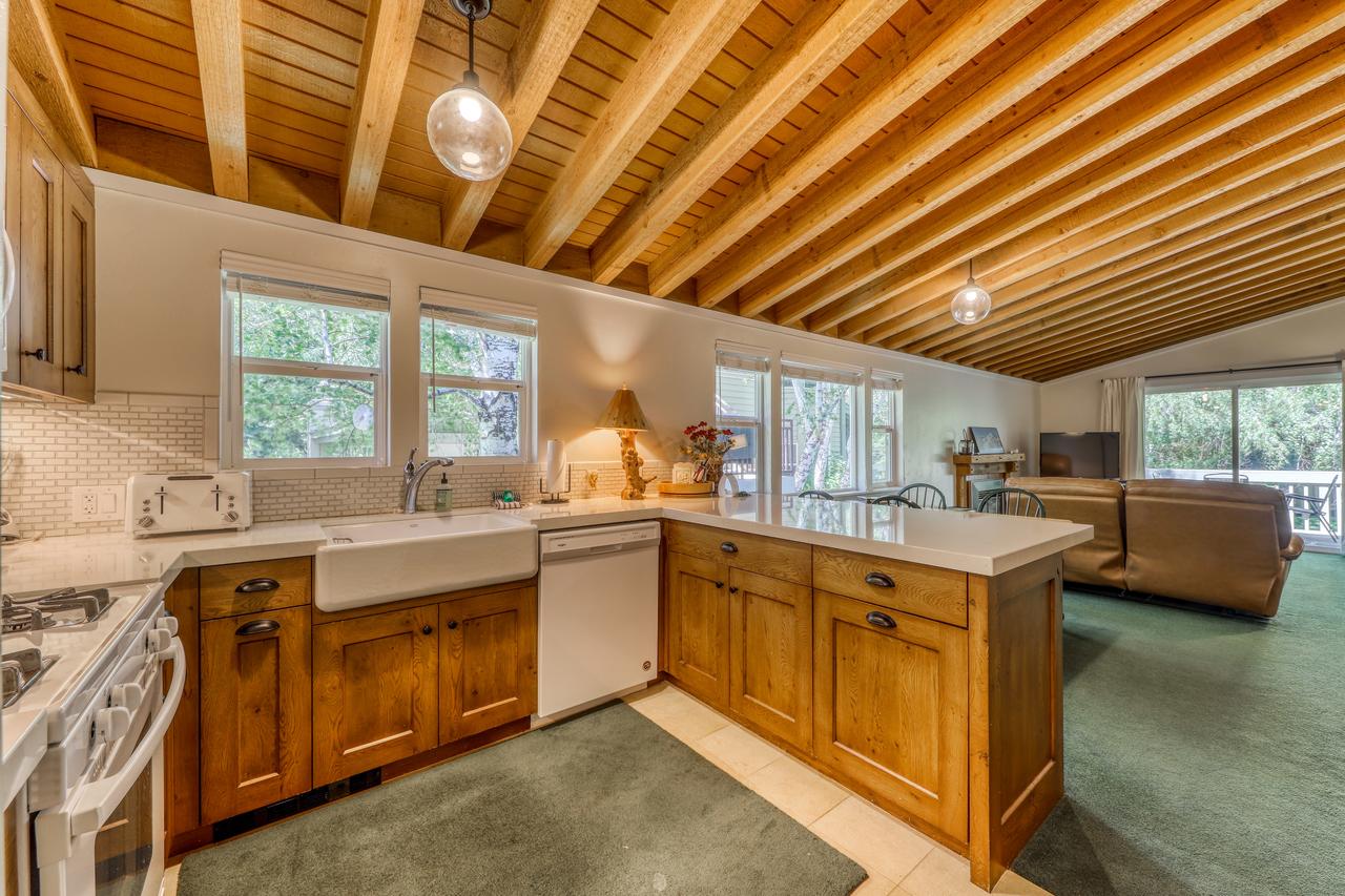 Single Level Ranch Condo In Elkhorn - thumb 8
