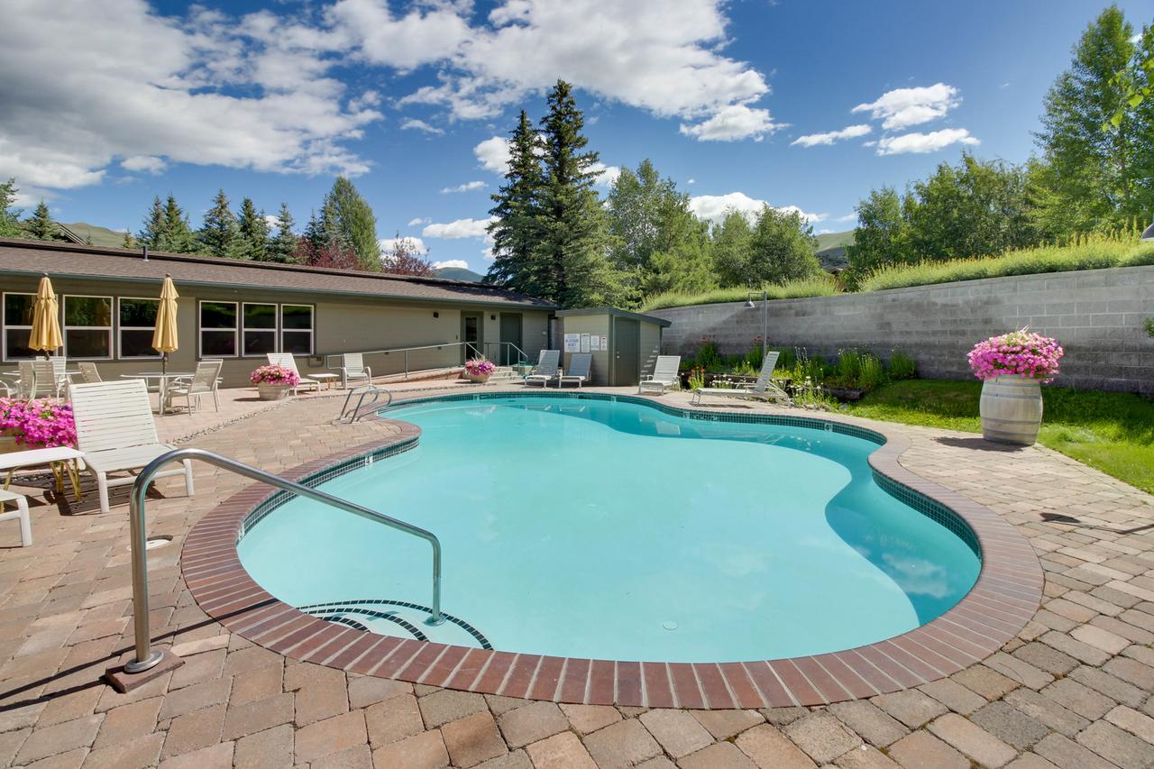 Single Level Ranch Condo In Elkhorn - thumb 1