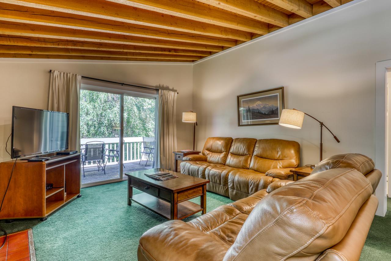 Single Level Ranch Condo In Elkhorn - thumb 4