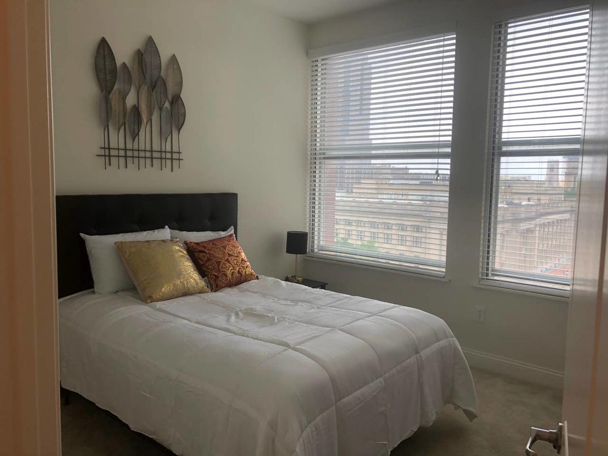 Your Favorite 2BR- Heart Of DWNTN- Near Monument Circle - thumb 7