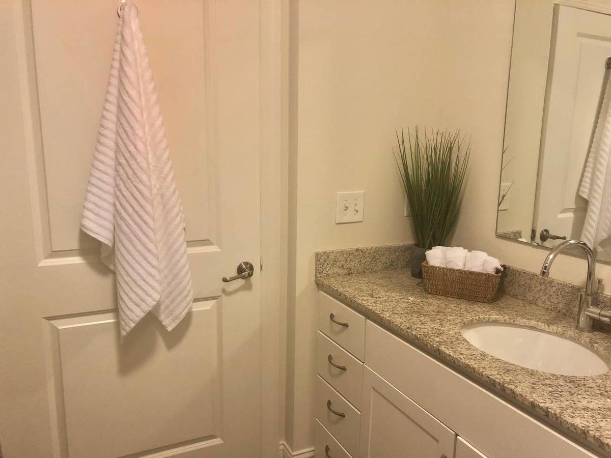 Your Favorite 2BR- Heart Of DWNTN- Near Monument Circle - thumb 9