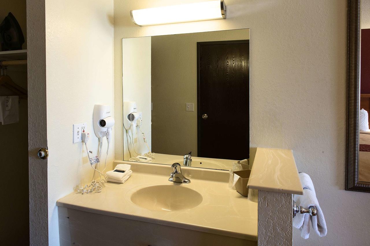 Red Roof Inn & Suites Omaha - Council Bluffs - thumb 1