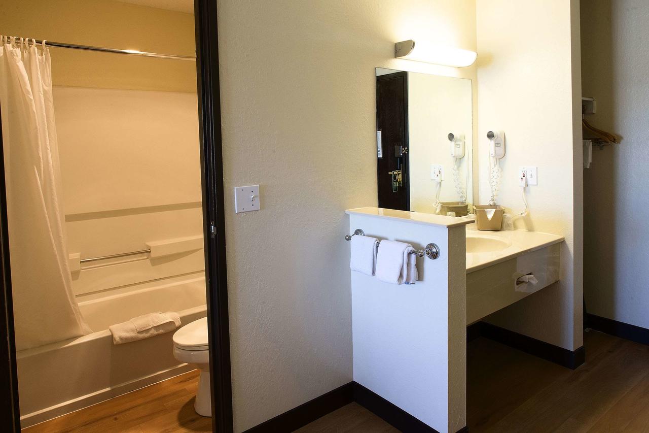 Red Roof Inn & Suites Omaha - Council Bluffs - thumb 38