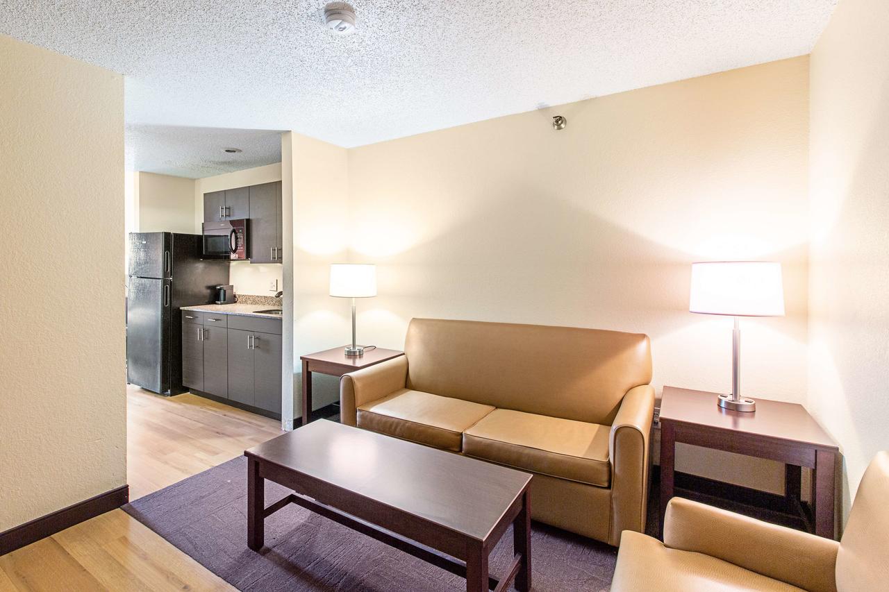 Red Roof Inn & Suites Omaha - Council Bluffs - thumb 16