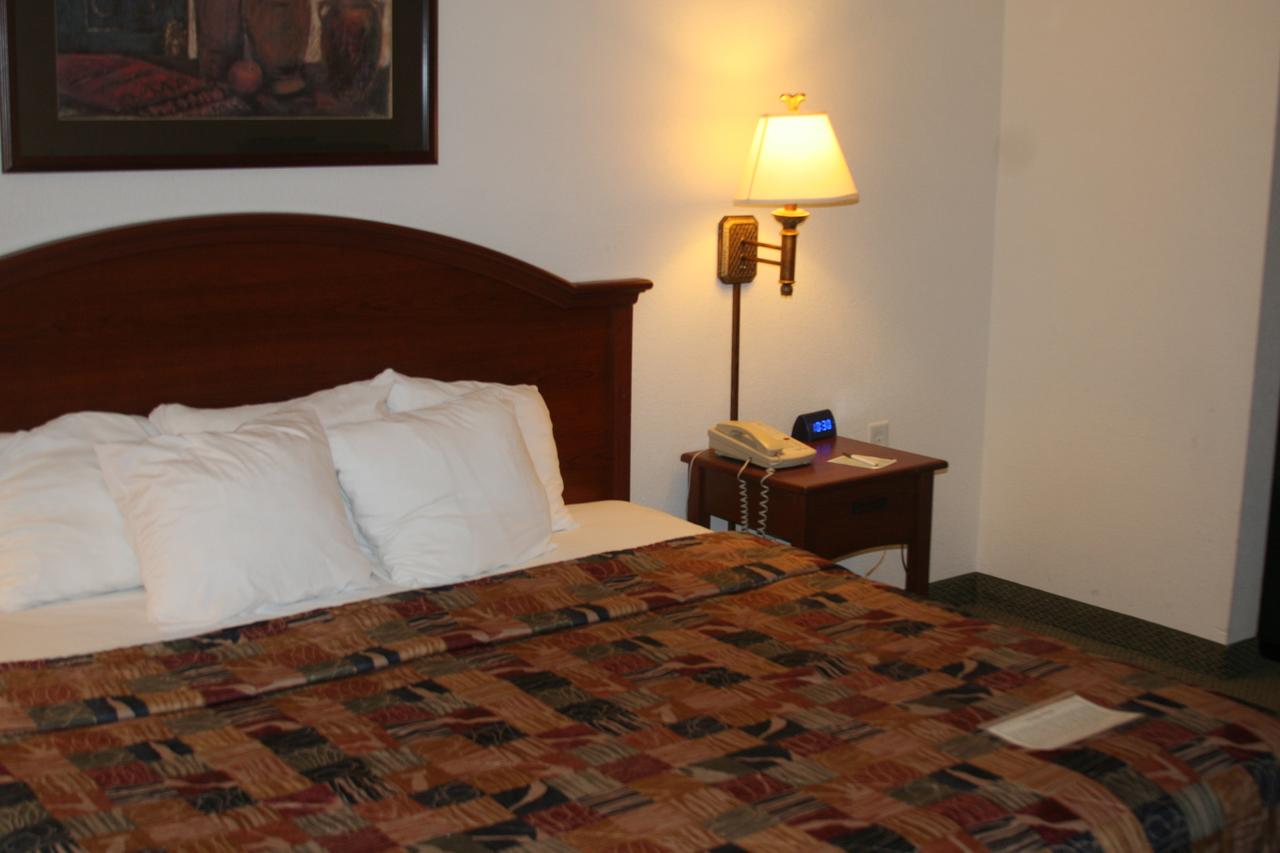 Estherville Hotel & Suites - thumb 14