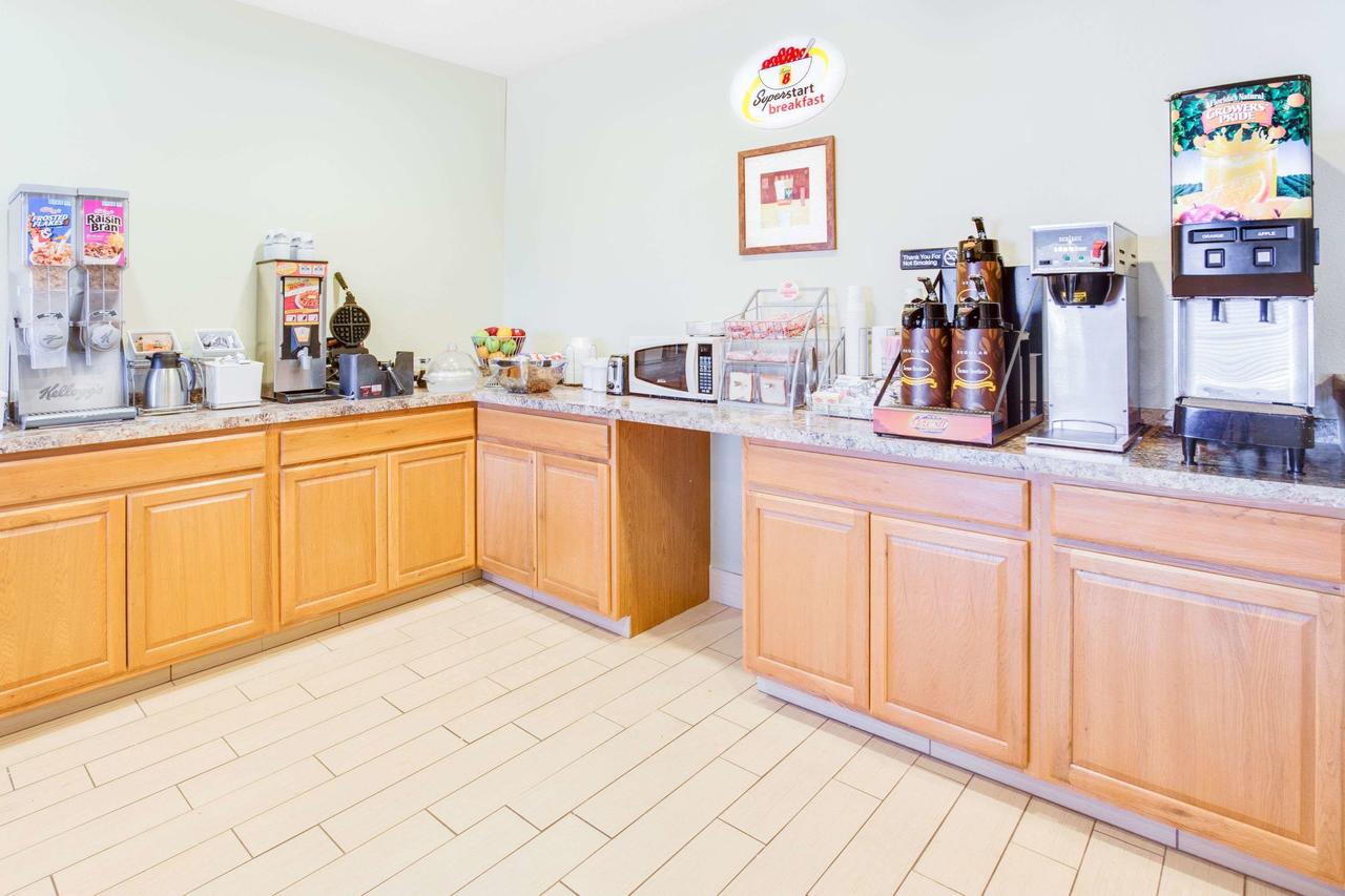 Super 8 By Wyndham Le Claire/Quad Cities - thumb 14